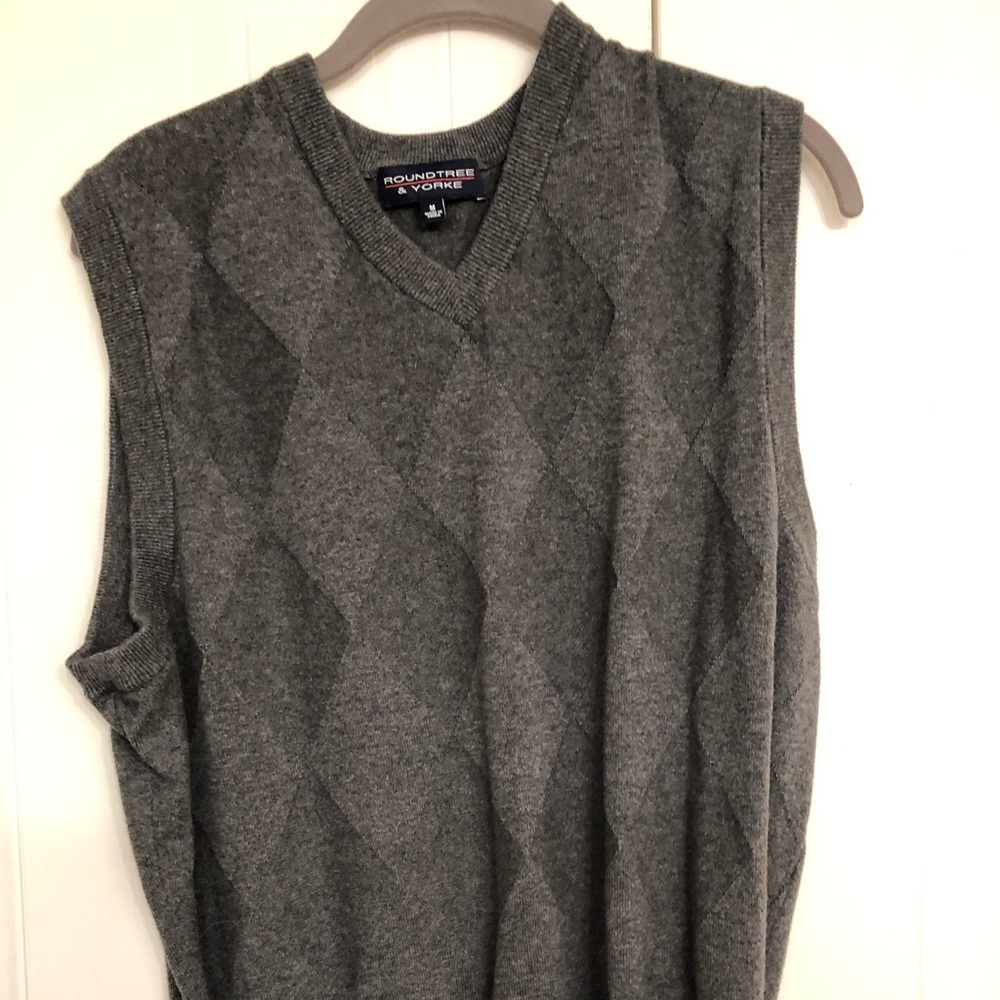Roundtree and York Sweater Vest